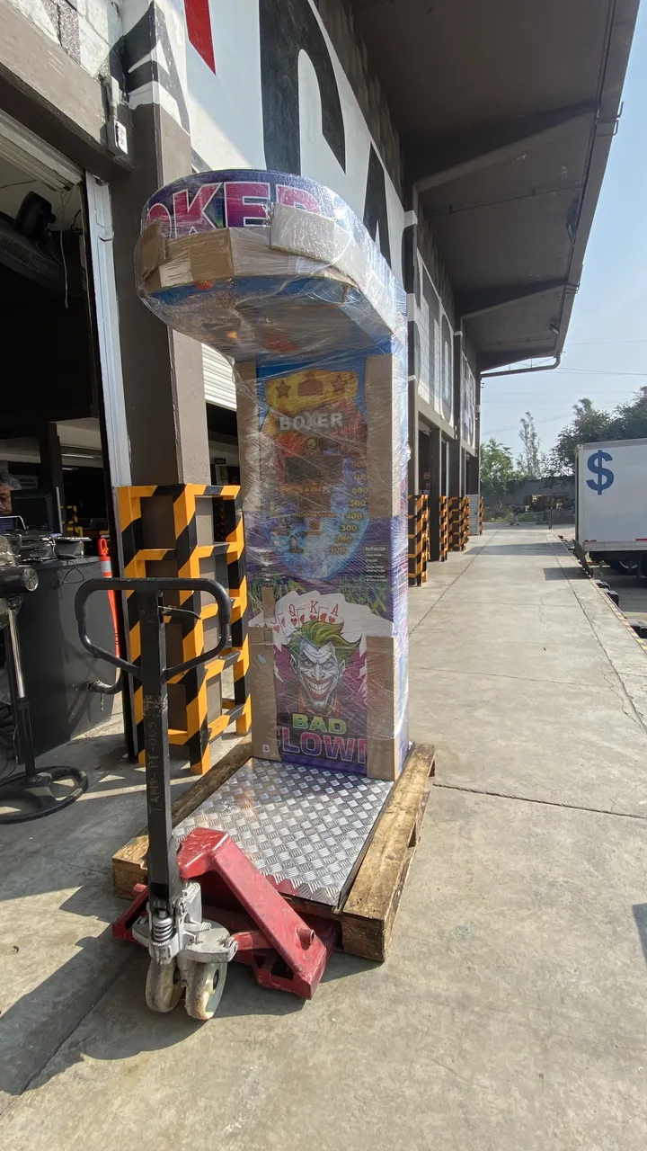 Máquina en tarima con patín hidráulico