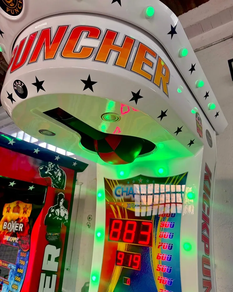 Detalle de una KickPuncher con sus luces encendidas